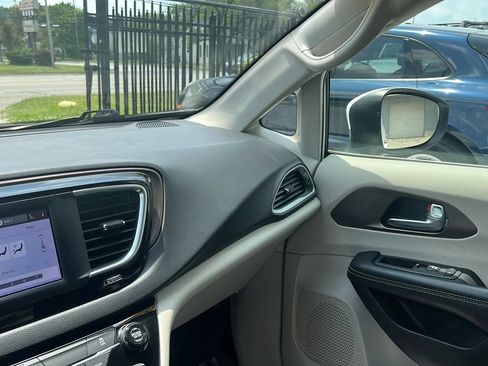 Used 2022 Chrysler Voyager LX image 20