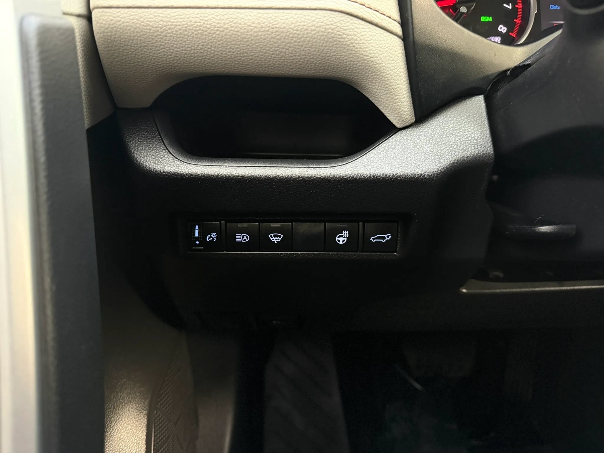 Used 2020 Toyota RAV4 XLE Premium AWD/4WD image 30