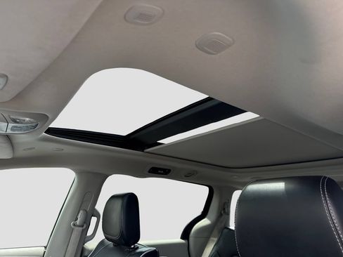 Used 2023 Chrysler Pacifica Limited FWD image 10