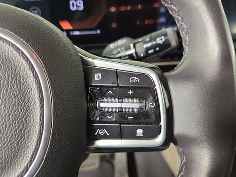 Certified 2025 Kia Carnival FWD image 23