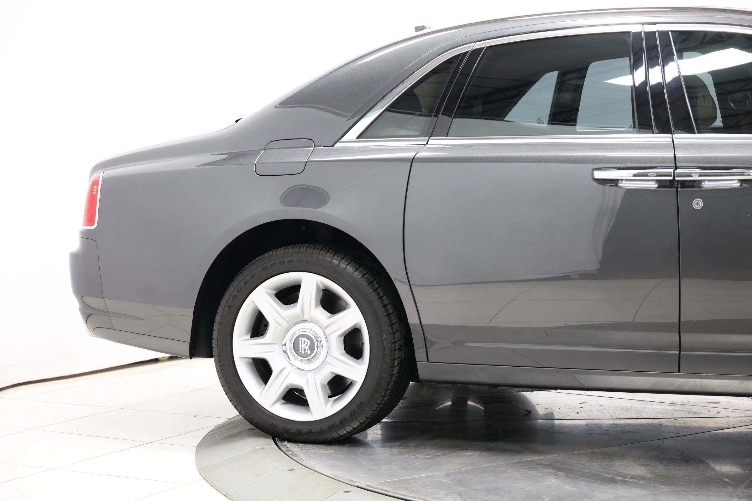 Used 2011 Rolls-Royce Ghost RWD image 79