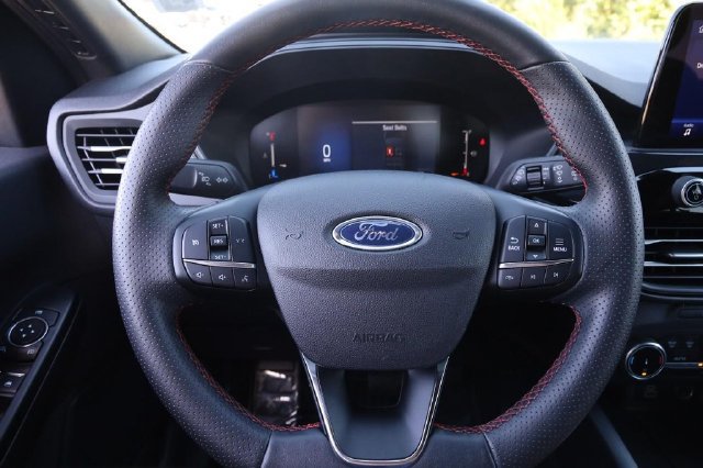 Certified 2025 Ford Escape ST-Line AWD/4WD image 10