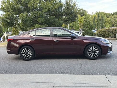 Used 2025 Nissan Altima 2.5 SV FWD image 2