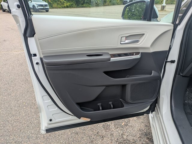 Used 2024 Toyota Sienna XLE w/ XLE Plus Package AWD/4WD image 19