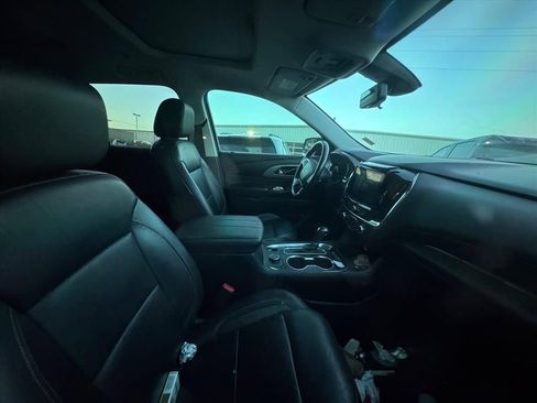 Used 2020 Chevrolet Traverse LT w/ LT Premium Package FWD image 3