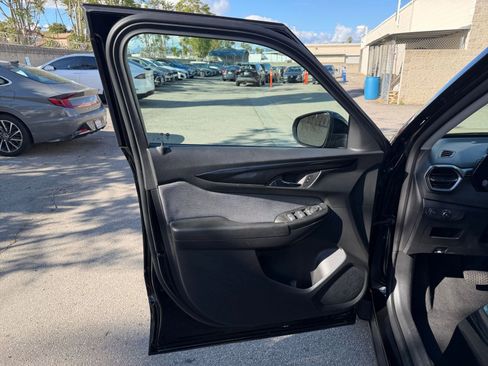 Used 2025 Chevrolet TrailBlazer LT FWD image 18