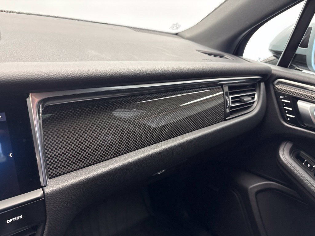 Certified 2023 Porsche Macan AWD/4WD image 33