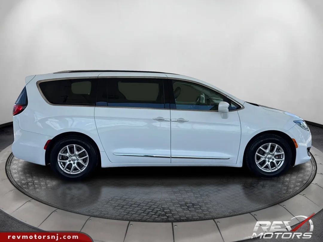 Used 2020 Chrysler Pacifica Touring-L FWD image 6