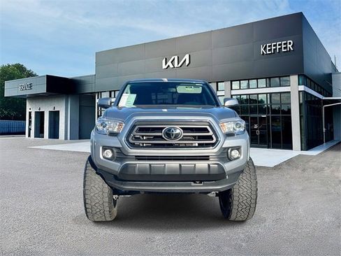 Used 2022 Toyota Tacoma TRD Sport image 3