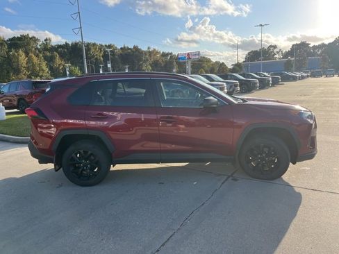 Used 2021 Toyota RAV4 LE image 8