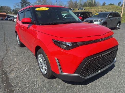 Used 2025 Kia Soul LX image 3