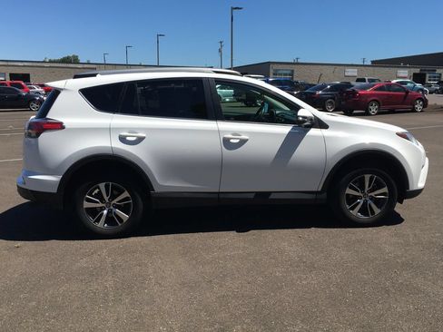 Used 2017 Toyota RAV4 XLE AWD/4WD image 7