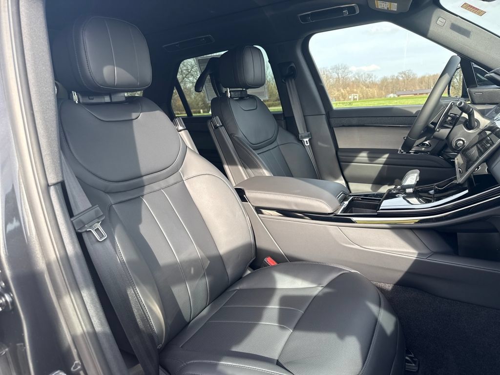 New 2026 Land Rover Range Rover Sport SE AWD/4WD image 16
