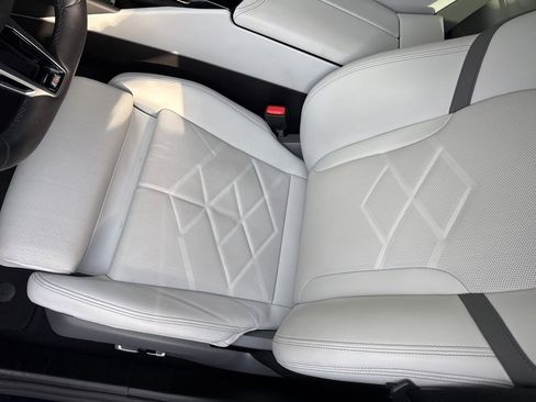 Used 2025 BMW 550e xDrive w/ Executive Package image 4