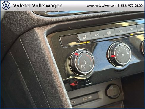Certified 2023 Volkswagen Taos SE w/ Black Wheel Package image 27