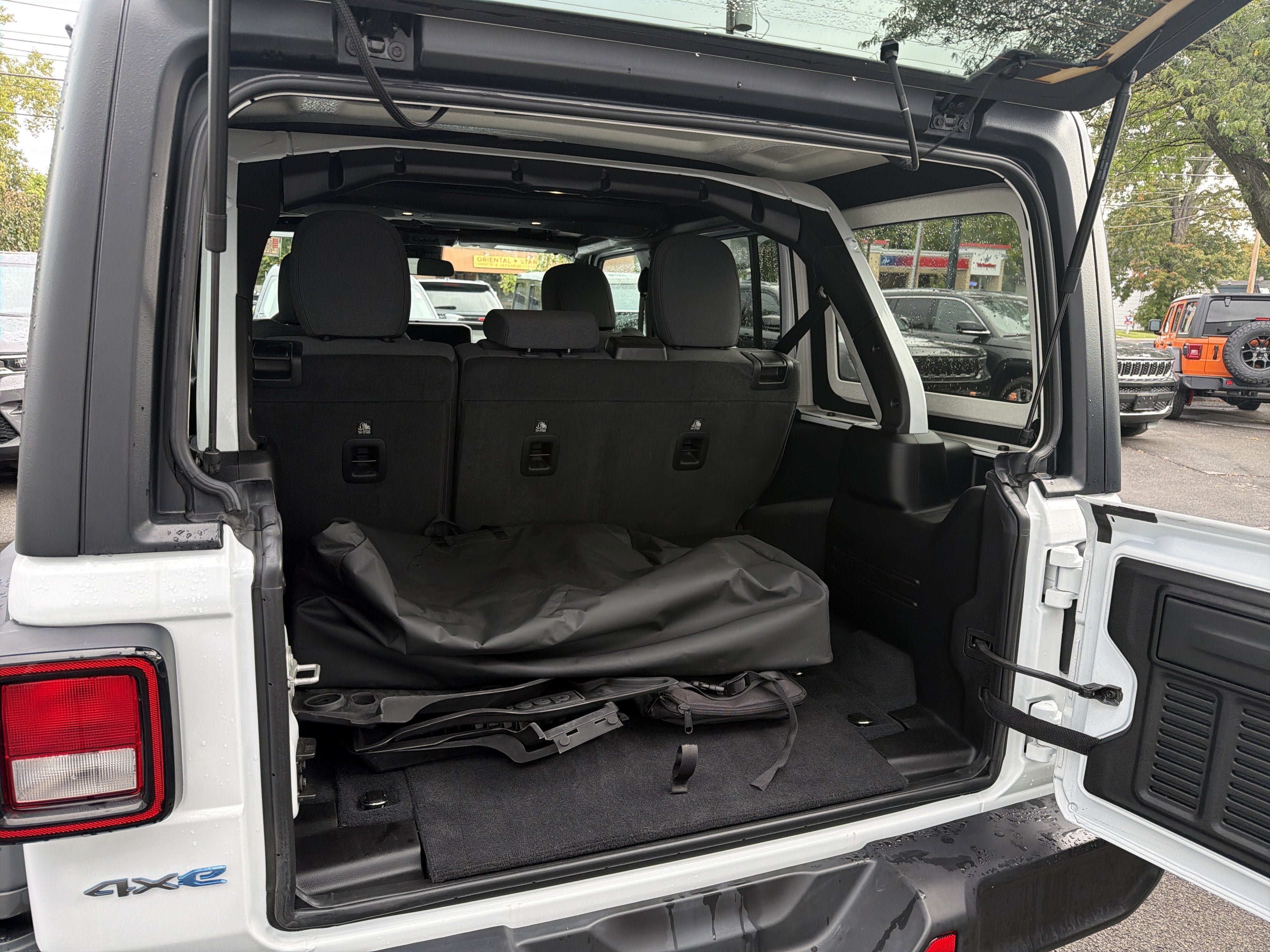 Used 2024 Jeep Wrangler Unlimited AWD/4WD image 28