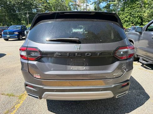 Used 2024 Honda Pilot Touring image 3