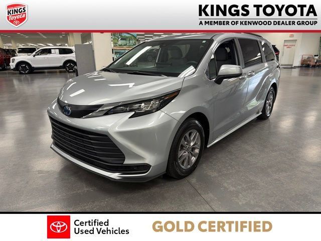 Used 2025 Toyota Sienna LE AWD/4WD image 4
