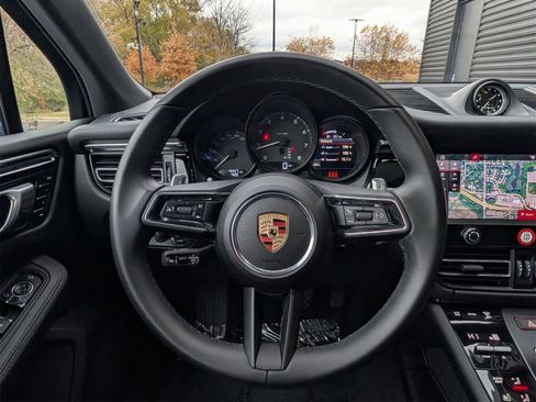 Used 2025 Porsche Macan image 8
