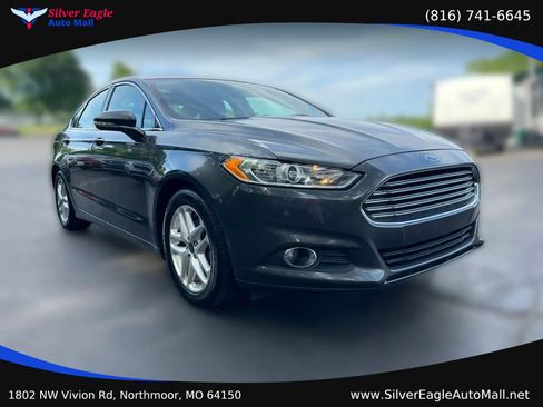 Used 2016 Ford Fusion SE w/ Equipment Group 202A FWD image 3