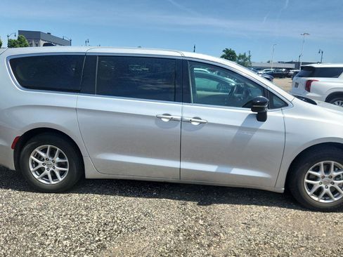 Used 2024 Chrysler Pacifica Touring-L FWD image 3