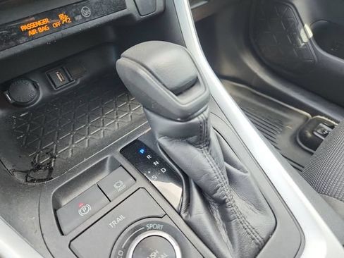 Used 2022 Toyota RAV4 LE AWD/4WD image 15