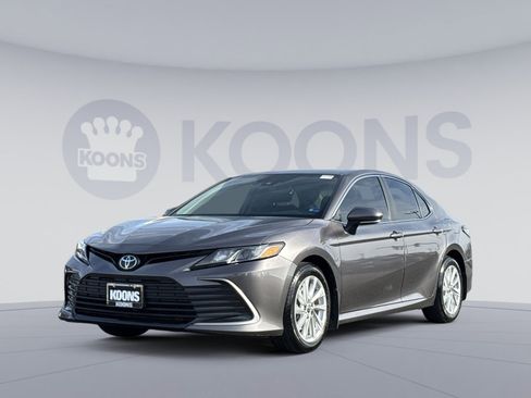Used 2021 Toyota Camry LE image 1