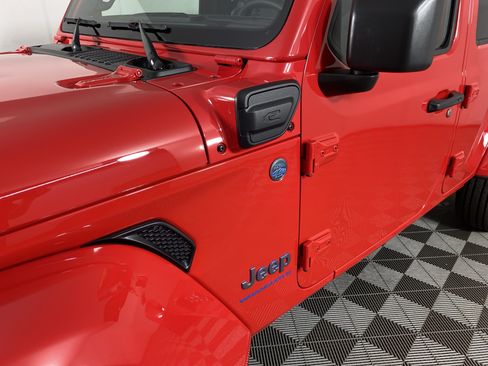 Used 2025 Jeep Wrangler Unlimited Sahara w/ Safety Group AWD/4WD image 11