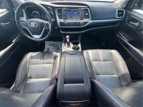 Used 2019 Toyota Highlander SE AWD/4WD image 2