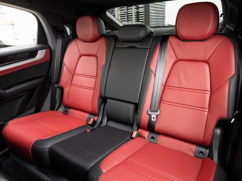 Certified 2025 Porsche Cayenne Coupe image 30