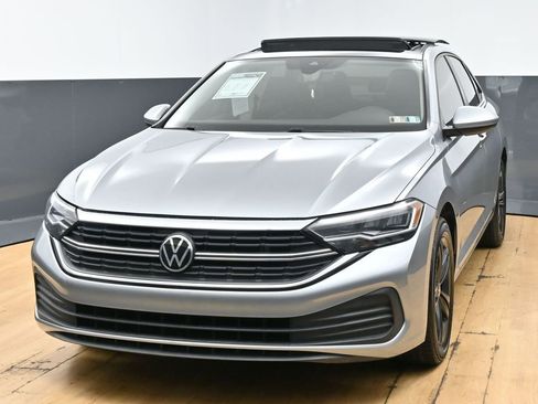 Used 2023 Volkswagen Jetta SE w/ Panoramic Sunroof Package image 5