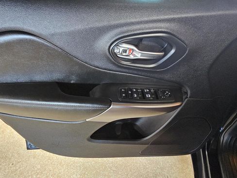 Used 2019 Jeep Cherokee Latitude Plus w/ Comfort/Convenience Group image 23