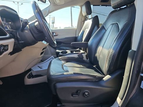 Used 2017 Chrysler Pacifica Touring-L image 12