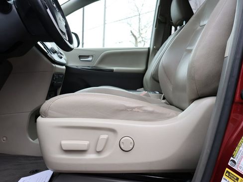 Used 2015 Toyota Sienna XLE Premium image 41