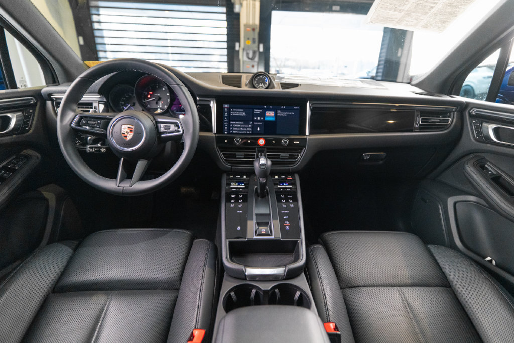 Certified 2025 Porsche Macan AWD/4WD image 15
