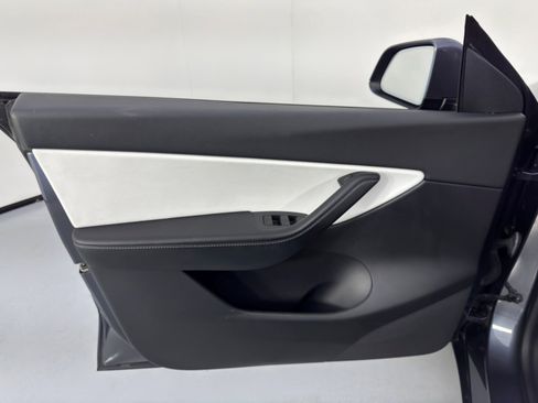 Used 2021 Tesla Model Y Long Range image 42