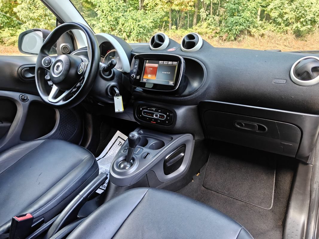 Used 2017 smart fortwo pure RWD image 20