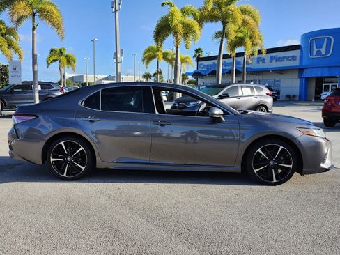 Used 2018 Toyota Camry XSE image 3