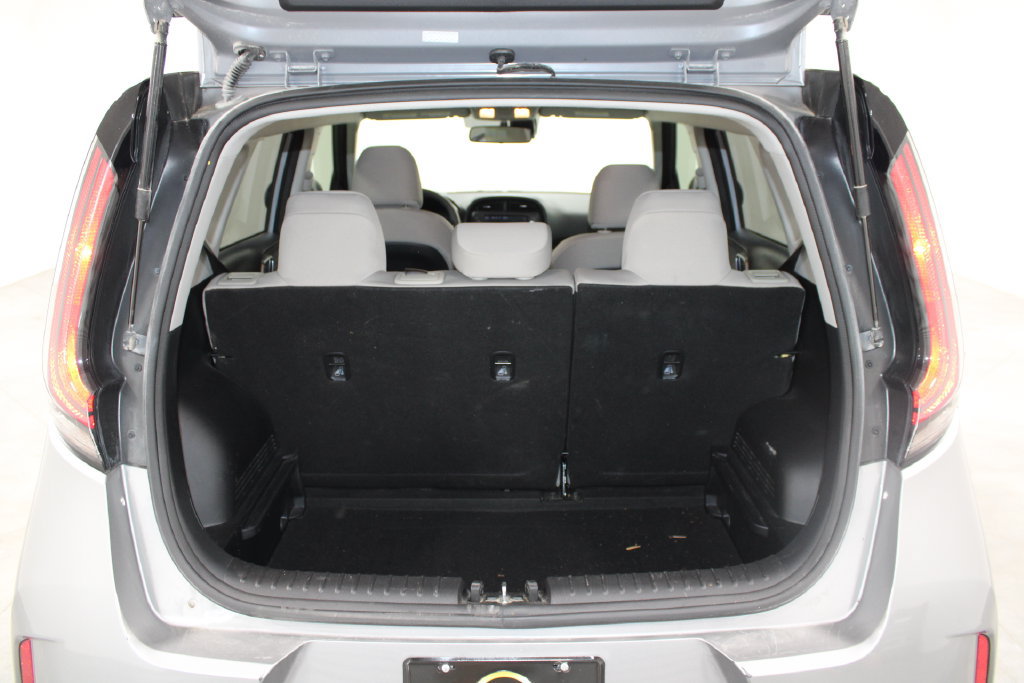 Used 2025 Kia Soul LX w/ LX Technology Package FWD image 13