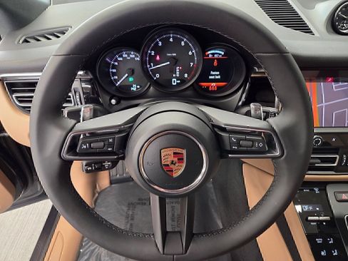 Certified 2026 Porsche Macan AWD/4WD image 17