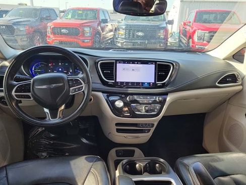 Used 2022 Chrysler Pacifica Touring-L w/ Uconnect Theater Family Group FWD image 13