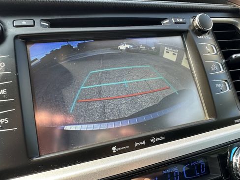 Used 2019 Toyota Highlander Plus AWD/4WD image 19