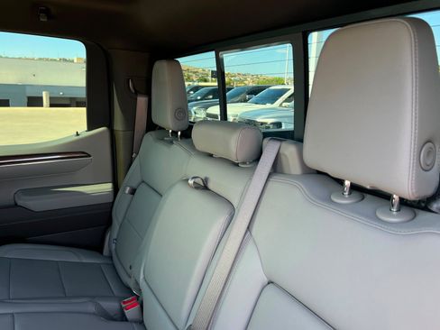 Used 2025 Chevrolet Silverado 1500 LT Trail Boss w/ Convenience Package II AWD/4WD image 22