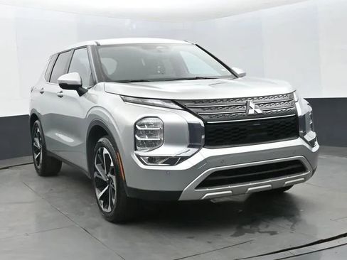 Used 2024 Mitsubishi Outlander FWD image 2