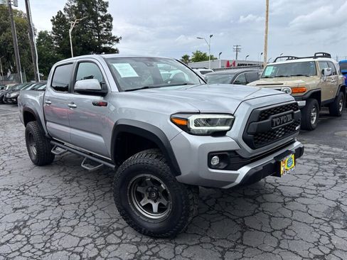 Used 2021 Toyota Tacoma TRD Off-Road w/ TRD Premium Off Road Package AWD/4WD image 2