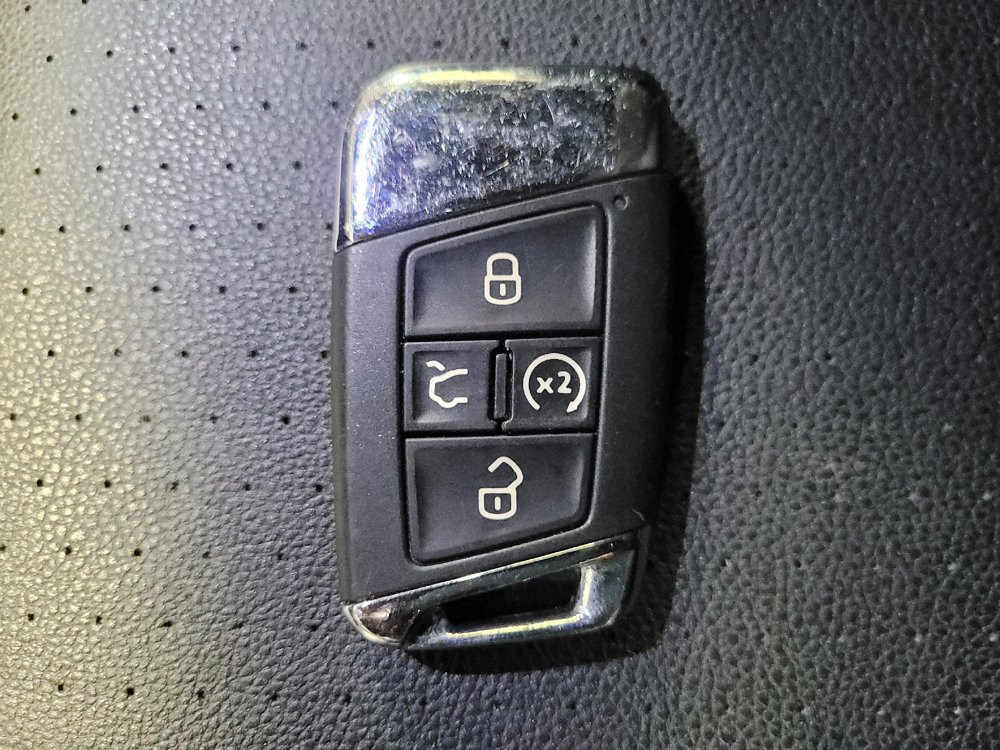 Used 2023 Volkswagen Atlas Cross Sport SEL R-Line AWD/4WD image 32