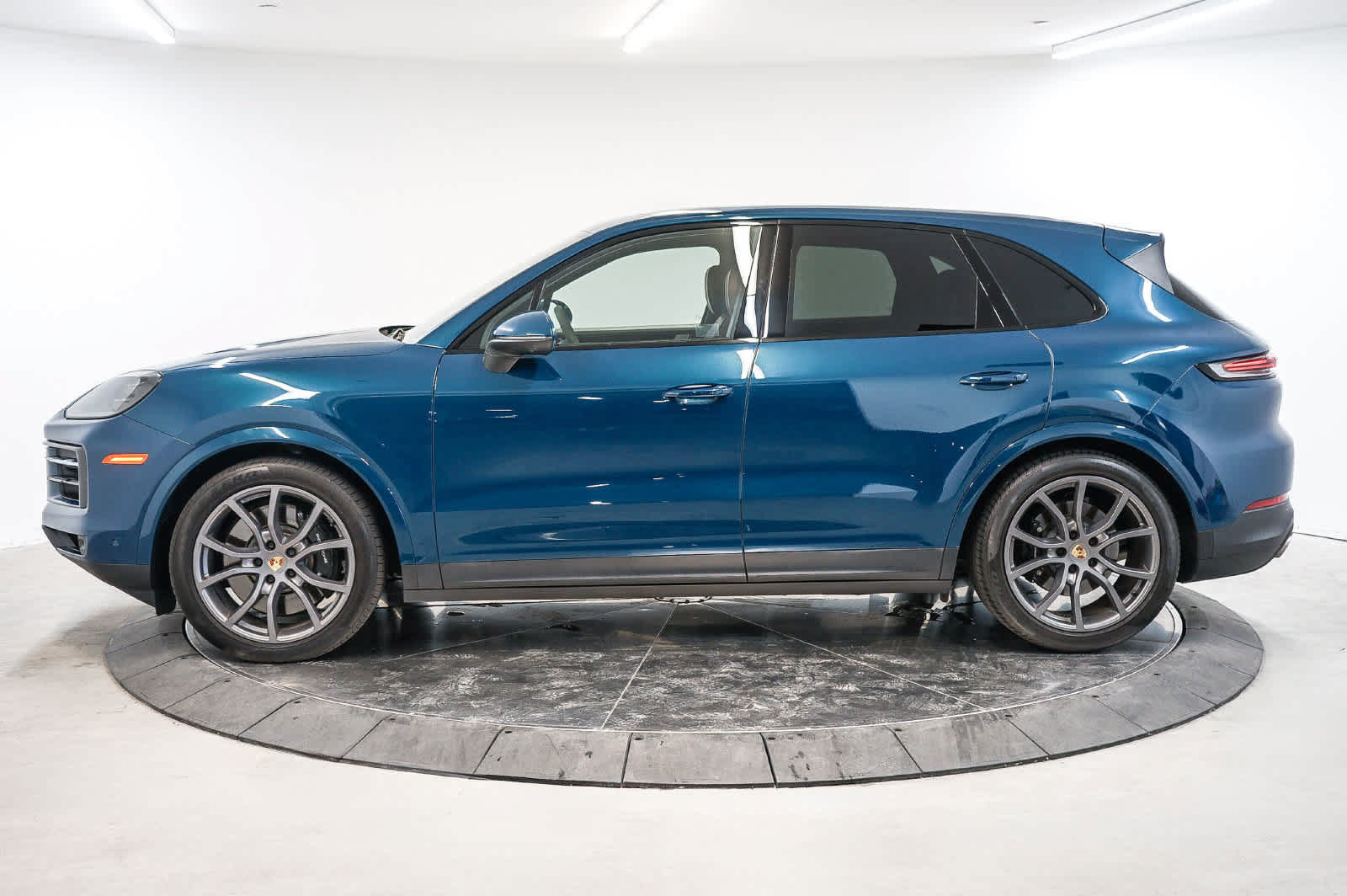 Certified 2024 Porsche Cayenne S AWD/4WD image 2