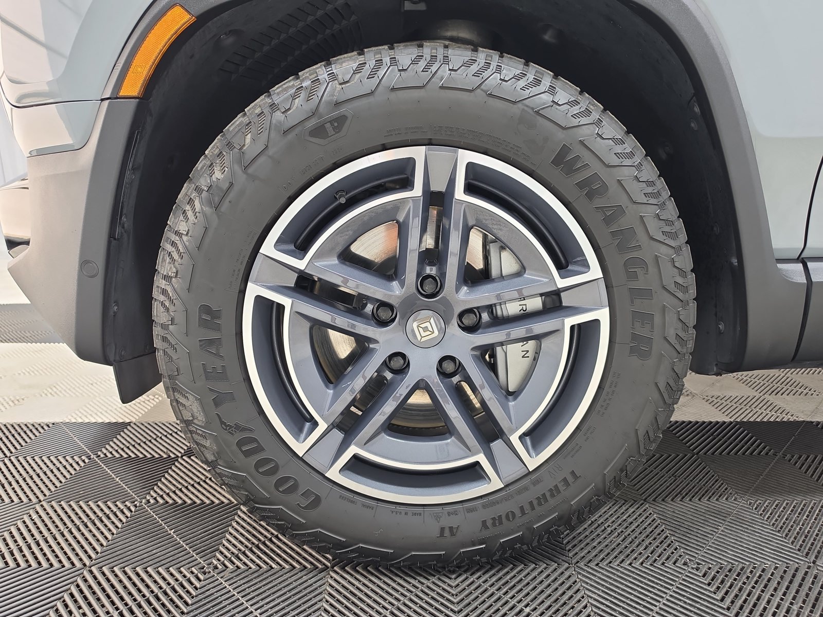 Used 2025 Rivian R1S Adventure Dual AWD/4WD image 9