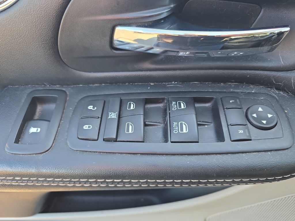Used 2016 Chrysler Town & Country Touring w/ Driver Convenience Group FWD image 18