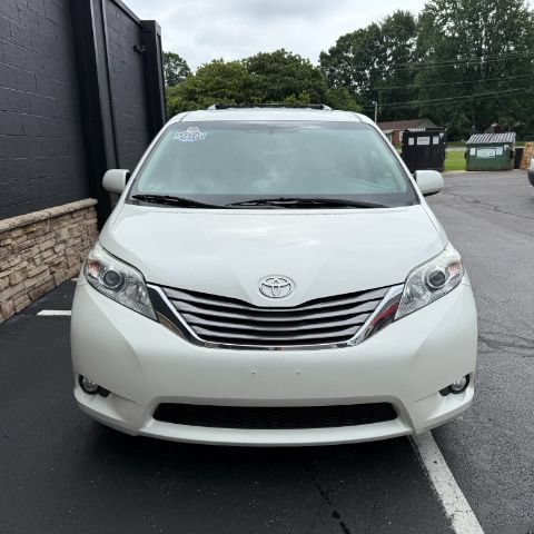 Used 2017 Toyota Sienna XLE Premium FWD image 3